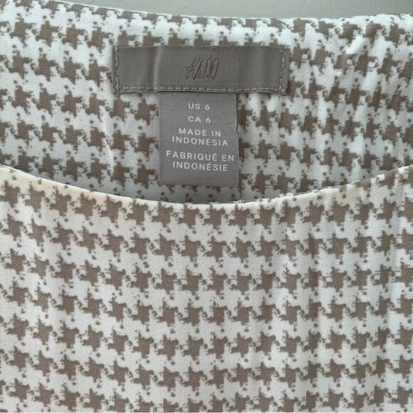 H&M Herringbone Print Shift Dress with Optional Tie Waist - Picture 2 of 3